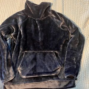 Really soft, warm. No snags, rips, tears. Has great pocket in front.